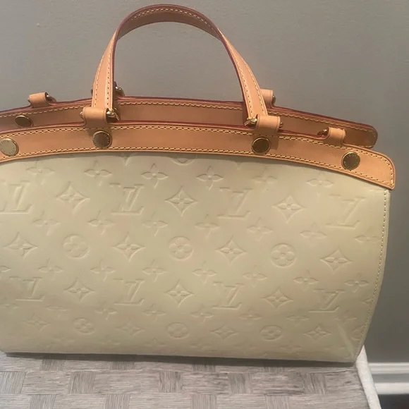 Authentic Louis Vuitton Vernis Brea MM bag. Like new without tags. Beautiful bag - Picture 9 of 13